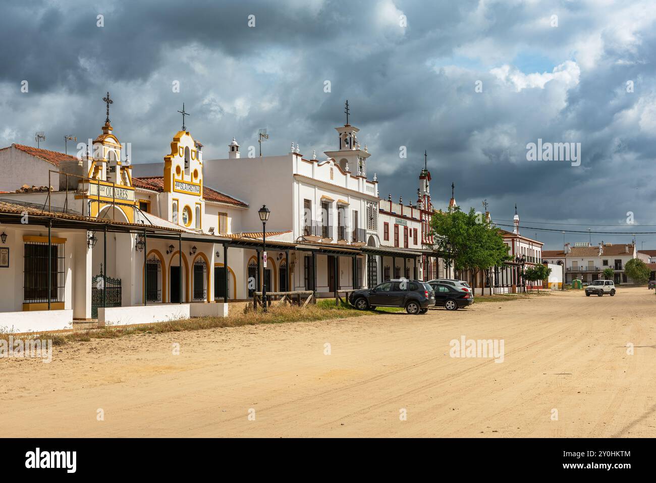 Sandstraße und Bruderschaftsgebäude in El Rocio, Andalusien, Spanien Stockfoto