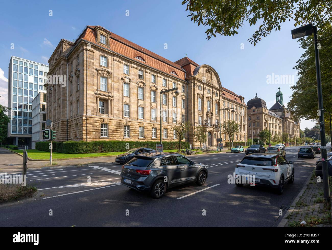 Vorne das Gebäude des Oberlandesgerichts Düsseldorf, dahinter die Bezirksregierung Düsseldorf, an der Cecilienallee, Verwaltungsgebäude, Düsseldorf, NRW, Deutschland OLG Bezirksregierung Düsseldorf *** vor dem Gebäude des Oberlandesgerichts Düsseldorf, dahinter die Bezirksregierung Düsseldorf, an der Cecilienallee, Verwaltungsgebäude Düsseldorf, NRW, Deutschland OLG Bezirksregierung Düsseldorf Stockfoto