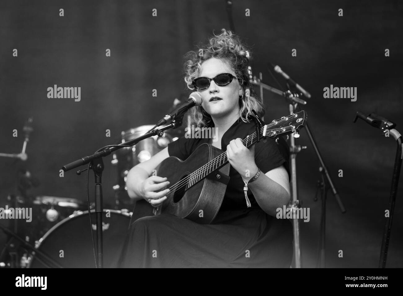 LEMONCELLO, KONZERT, 2024: Laura Quirke vom irischen Duo Lemoncello spielt die Rising Stage. Tag 2 des Green man Festivals 2024 im Glanusk Park, Brecon am 16. August 2024, Wales. Foto: Rob Watkins. Lemoncello ist ein irisches Duo bestehend aus Claire Kinsella (Cello) und Laura Quirke (Gitarre). Ihre Musik verbindet Folk, Indie und alternative Einflüsse, geprägt von harmonischen Vocals und ergreifenden Texten. Sie schaffen eine intime, emotionale Klangwelt, die sich mit ihrem Publikum verbindet. Stockfoto