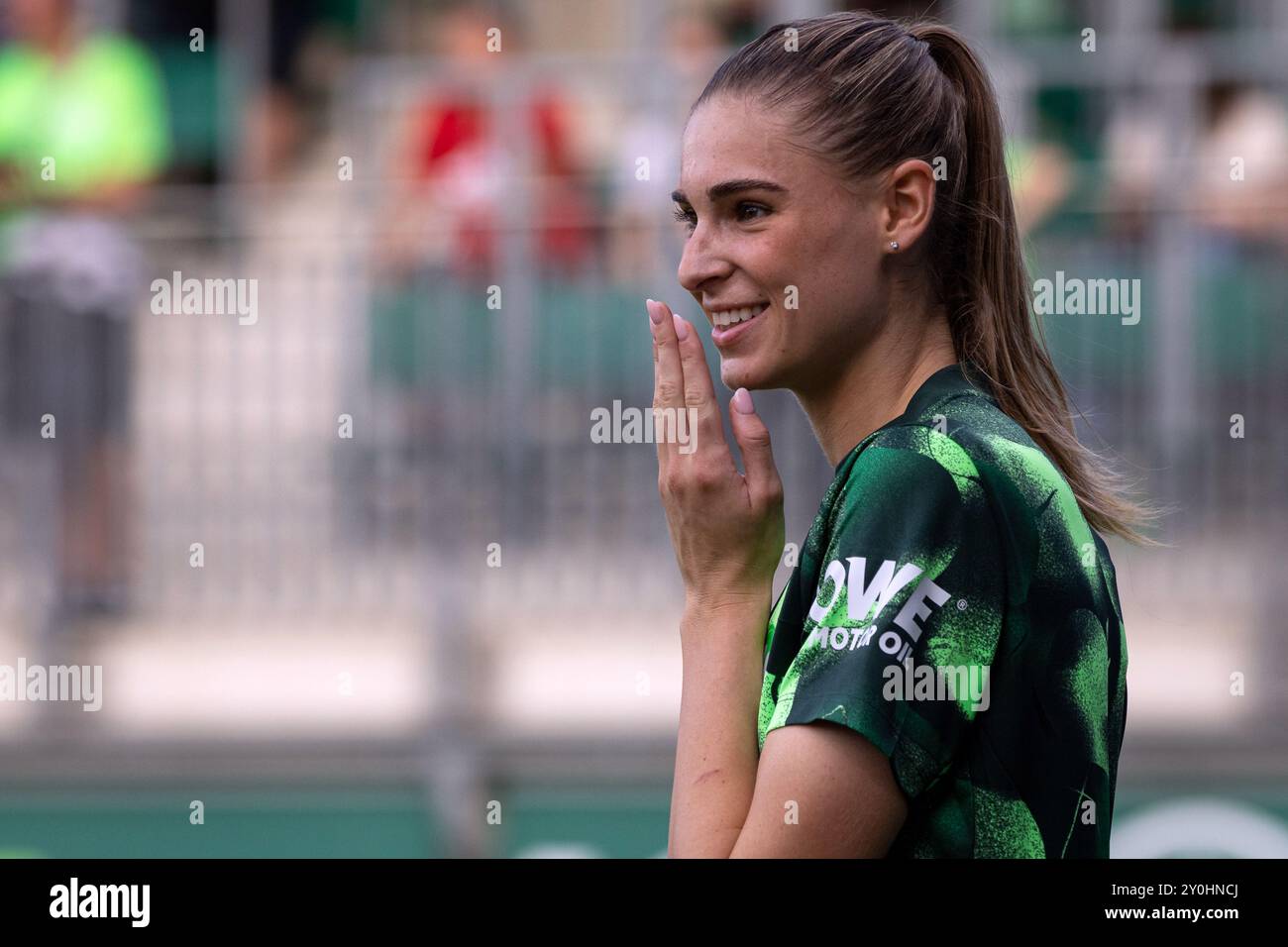 Wolfsburg, Deutschland. September 2024. Jule Brand aus Wolfsburg war vor dem Frauen-Bundesliga-Spiel zwischen Wolfsburg und Werder Bremen im AOK-Stadion in Wolfsburg zu sehen. Quelle: Gonzales Photo/Alamy Live News Stockfoto