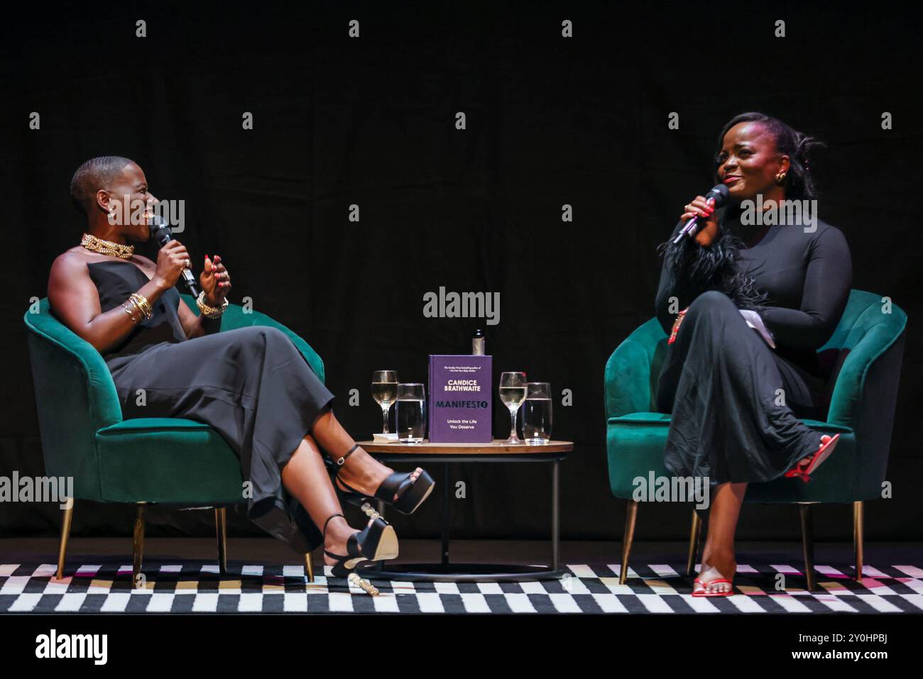London, Großbritannien. September 2024. Der Autor chatscht, um Tolly und das Publikum zu hosten. Die renommierte Autorin, Journalistin, Rednerin und Moderatorin Candice Brathwaite (links und Nahaufnahmen) startet heute Abend den Londoner Teil ihrer „Manifesto“-Buchtour im Hackney Empire in East London. Die Veranstaltung wird von Tolani (Tolly) Shoneye (rechts) ausgerichtet. Die Veranstaltung ist ausverkauft. Quelle: Imageplotter/EMPICS/Alamy Live News Stockfoto