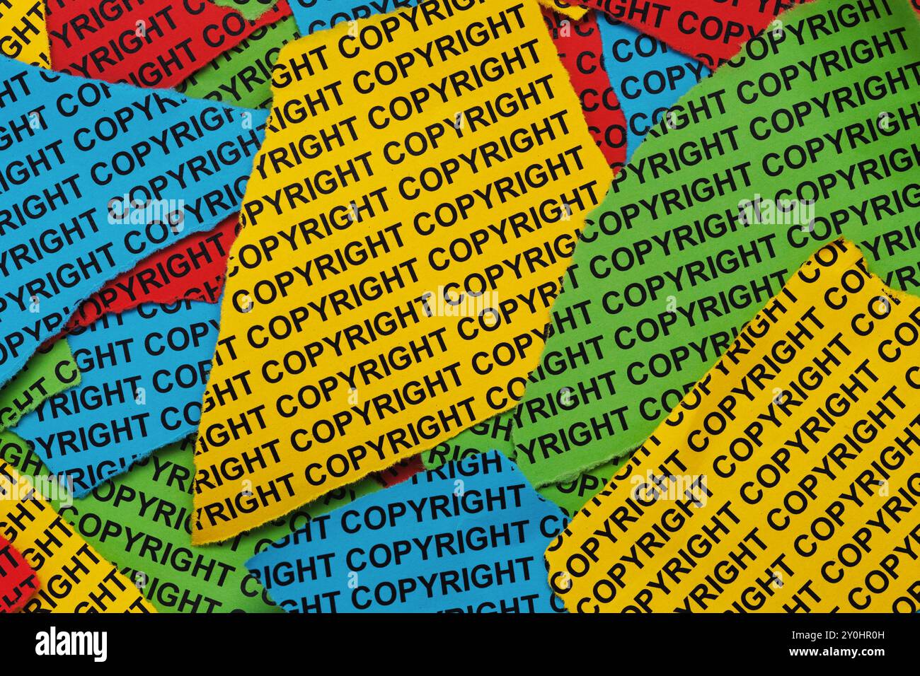 Zerrissene Blätter aus buntem Papier, auf denen die Worte Copyright eingetippt sind. Nahaufnahme. Stockfoto