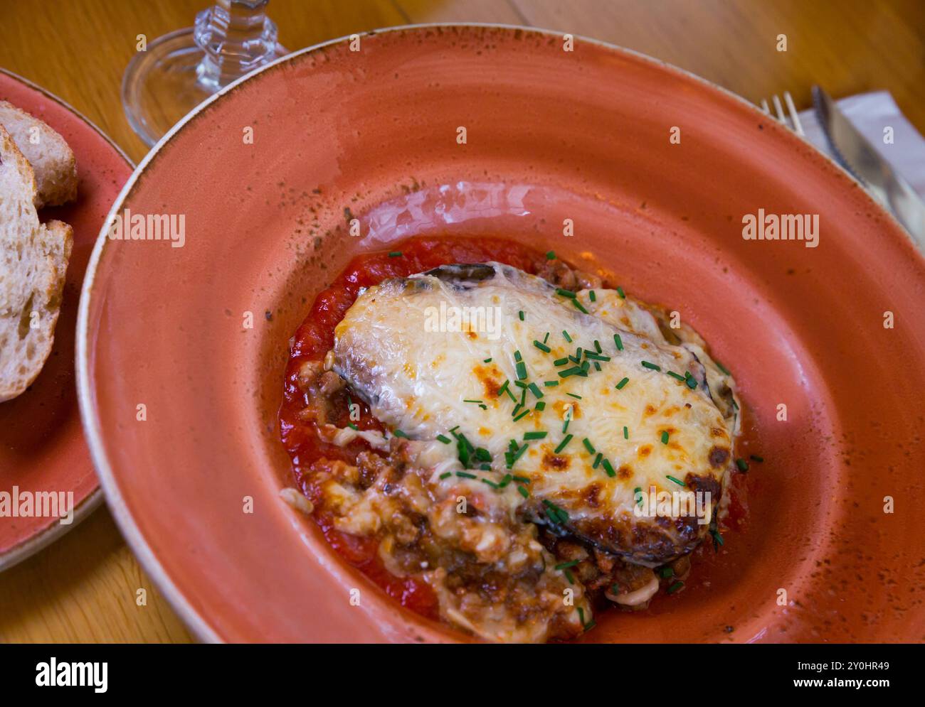 Eine Portion köstlicher Moussaka Stockfoto