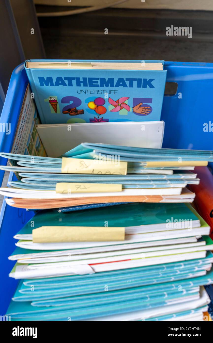 Klassenzimmer der vierten Klasse, nach der Schule ist das Gebäude älter, aber in gutem Zustand, Lehrbücher, Stockfoto