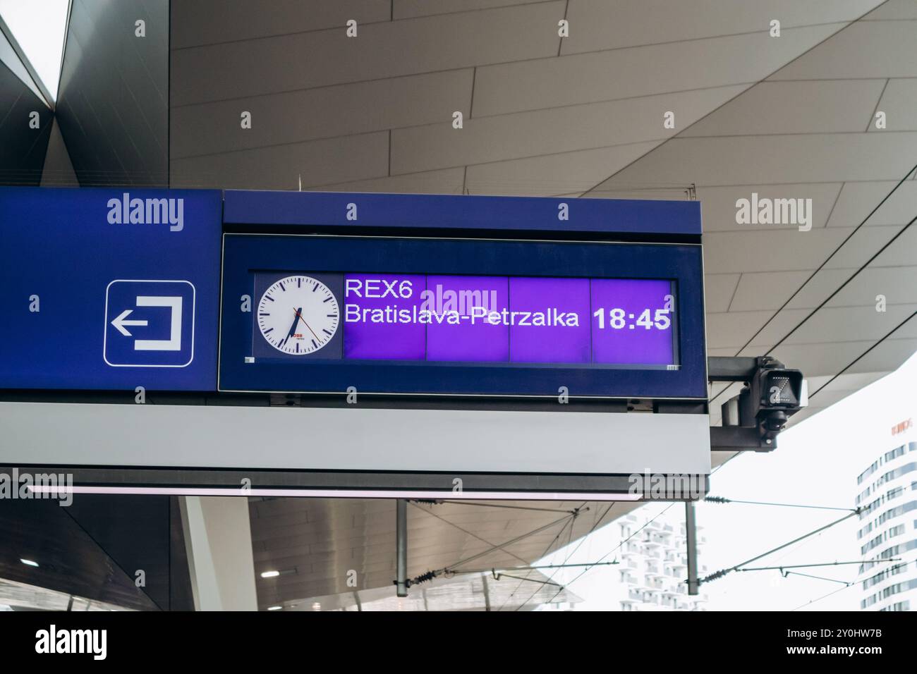 Wien, Österreich - 6. August 2024: Ein Brett am Bahnhof zeigt die Ankunft eines Zuges von Wien nach Bratislava Stockfoto