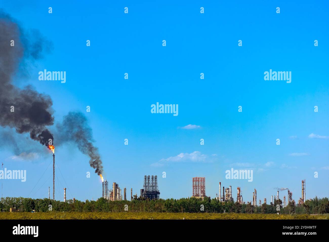 Eine Kohlenwasserstoffanlage, die die Umwelt in der Stadt Mendoza, Argentinien, verschmutzt. Stockfoto