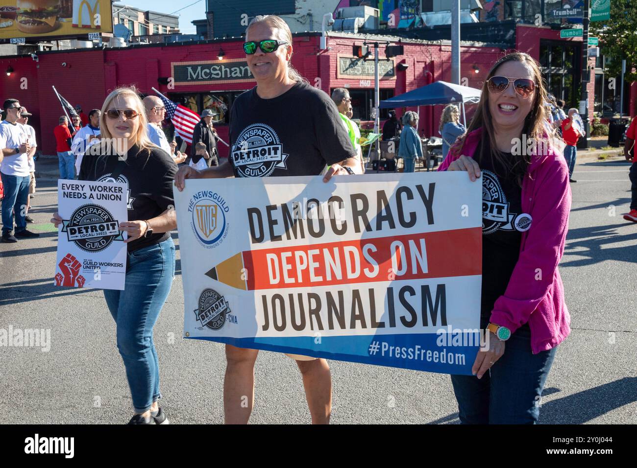 Detroit, Michigan, USA. September 2024. Gewerkschaftsmitglieder nehmen an der Labor Day Parade in Detroit Teil. Mitglieder der NewsGuild nahmen an der Parade Teil. Quelle: Jim West/Alamy Live News Stockfoto