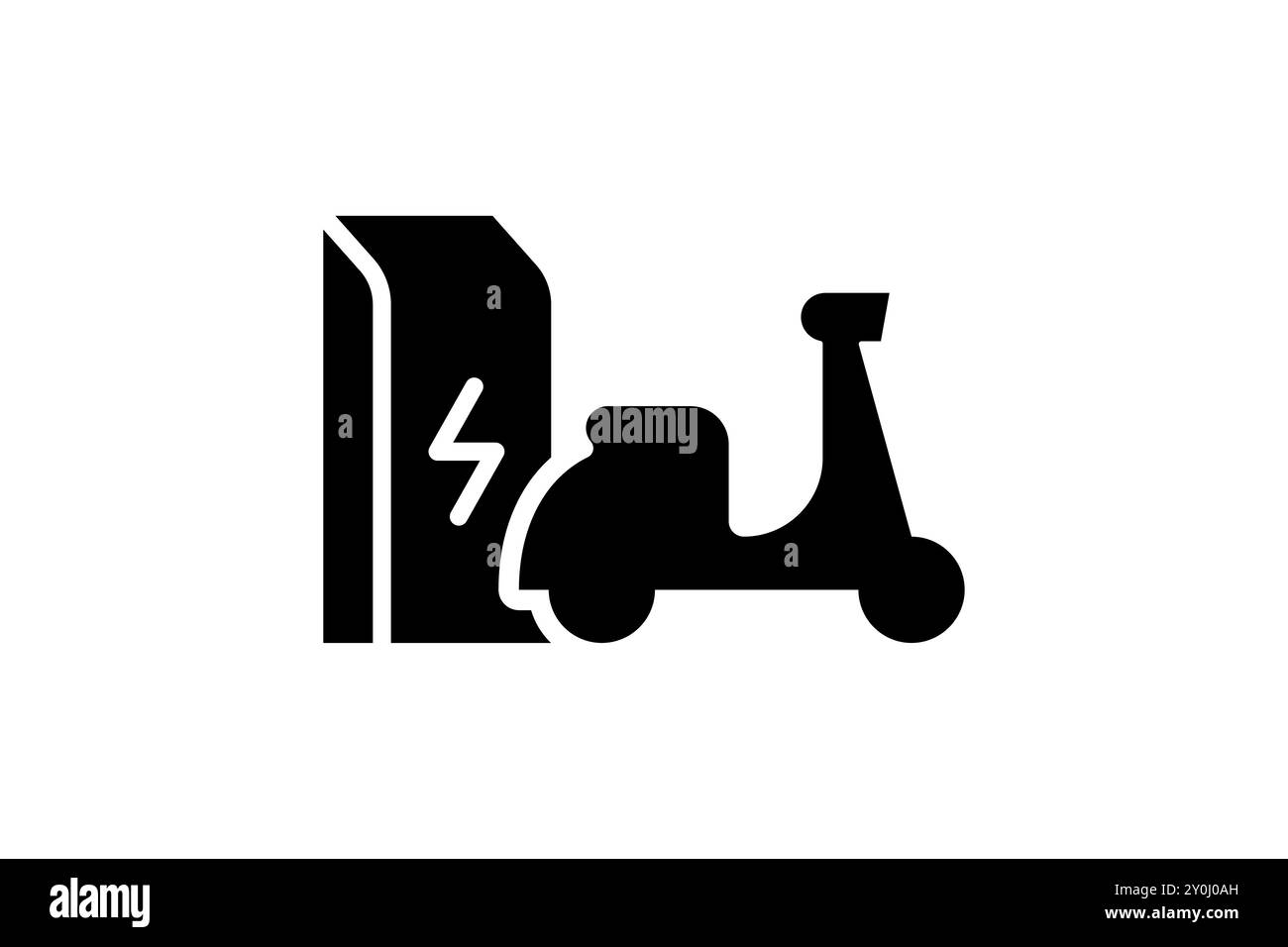 Symbol zum Aufladen eines Elektromotorrads in der Ladestation. Schwarzes Symbol für die Energieladung des elektrischen Mopeds. Umweltfreundliches Aufladeschild für Elektromotorräder. Batteriebetriebenes, umweltfreundliches EV-Transportlogo Stock Vektor