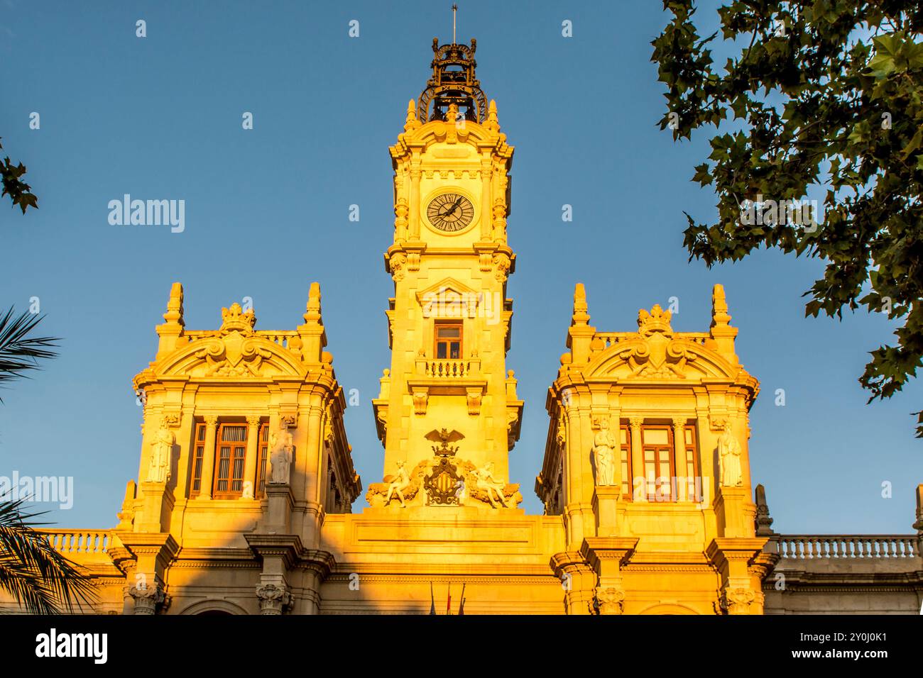 Glockenturm des Rathauses von Valencia, Plaza del Ayuntamiento, Valencia, Spanien. Stockfoto