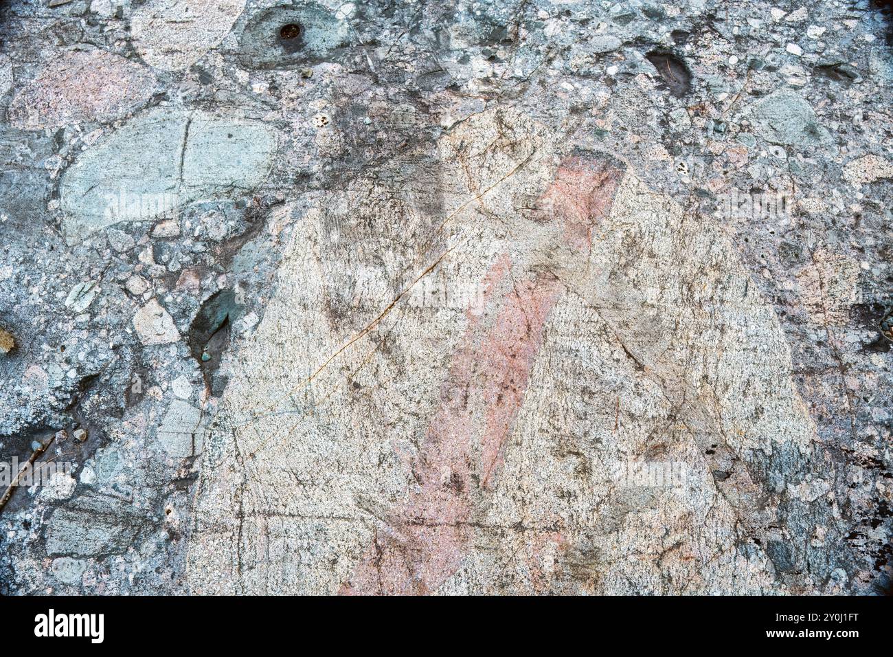 Nahaufnahmen verschiedener Linien auf der Oberfläche dieses Konglomerats zeigen drei unterschiedliche Zeiträume. Der riesige Felsbrocken wurde während der Eiszeit teilweise gebildet Stockfoto