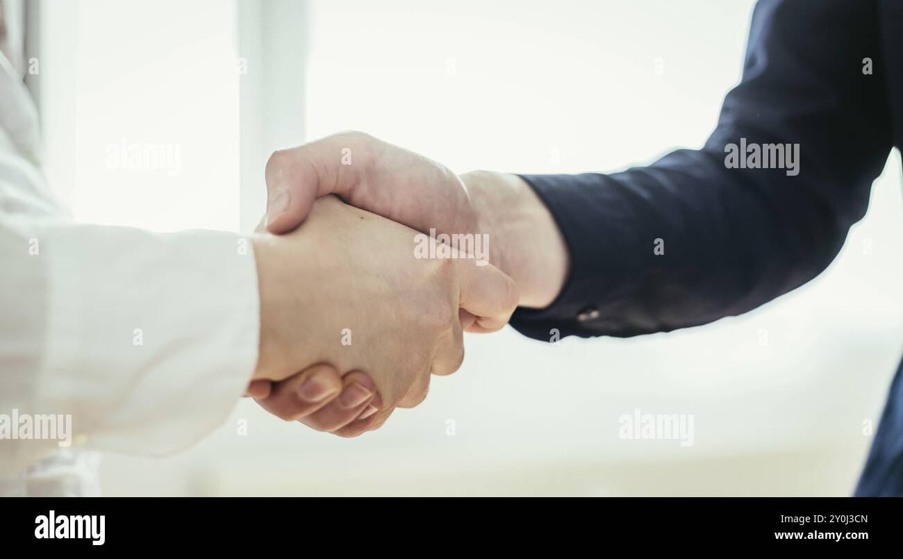 Mann und Frau sind die Hände schütteln, bis Bild schließen, Konzept für die menschlichen Beziehungen Stockfoto