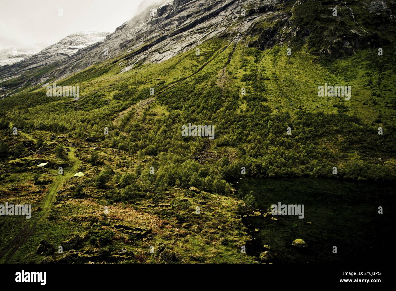 Viddal, mehr og Romsdal, Norwegen, Polaris Ranger Allradfahrzeug, Bergsee, Steinhütte, Zeltdach, Europa Stockfoto