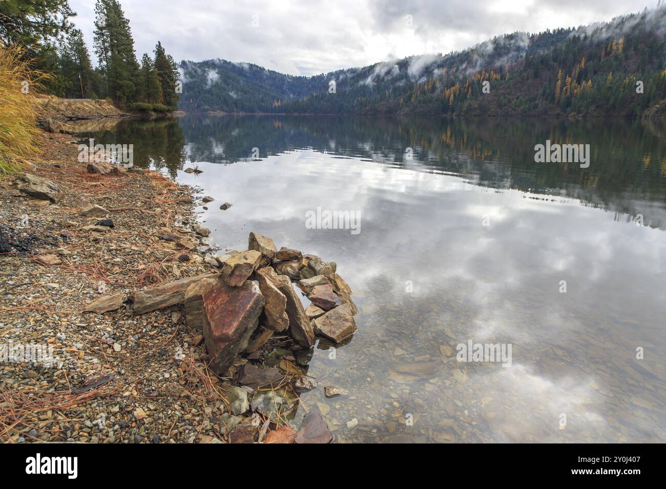 Gestapelte Felsen am Ufer des Fernan Lake in Coeur d'Alene, Idaho Stockfoto