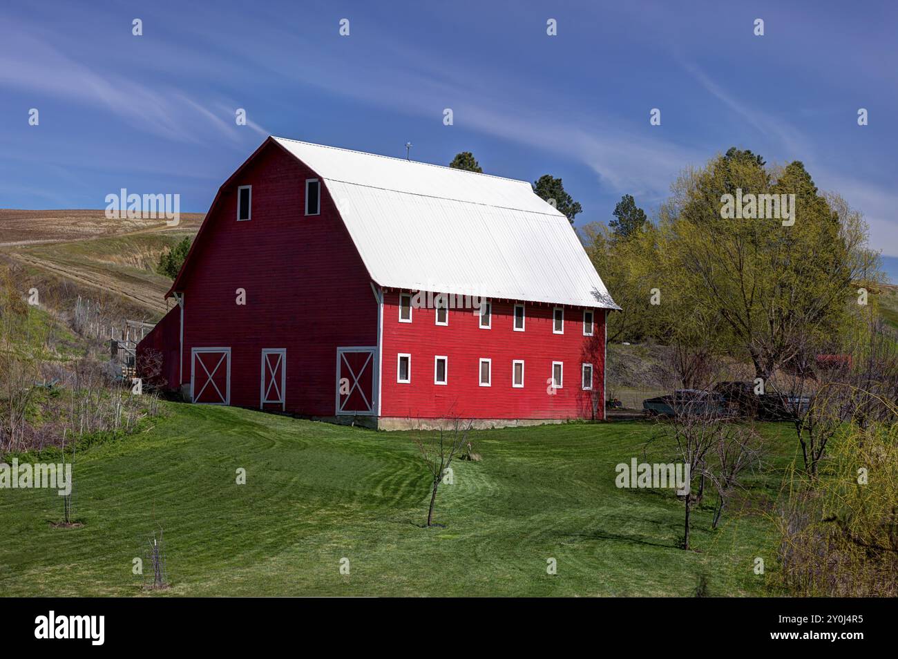 Eine hellrote Scheune in der Region Palouse im Osten Washingtons Stockfoto