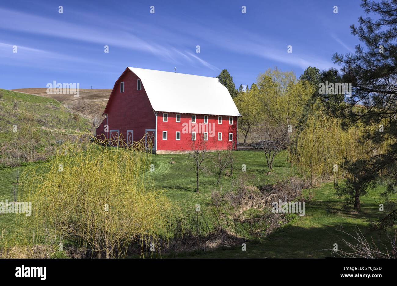 Eine hellrote Scheune in der Region Palouse im Osten Washingtons Stockfoto