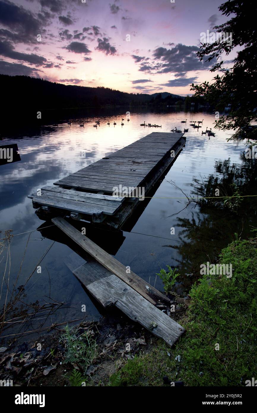 Eine Bootsanlegestelle befindet sich auf dem ruhigen Wasser des Spirit Lake in Idaho Stockfoto