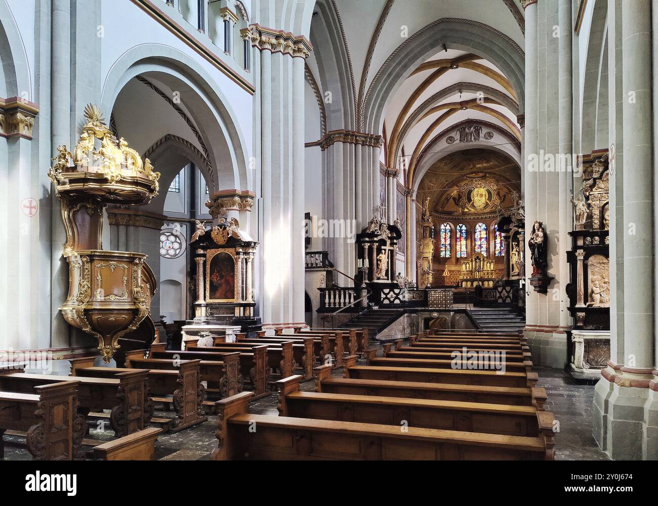 Innenansicht des Bonner Münsters, Kirchenschiff mit Blick auf die östliche Apsis, Bonn, Nordrhein-Westfalen, Deutschland, Europa Stockfoto