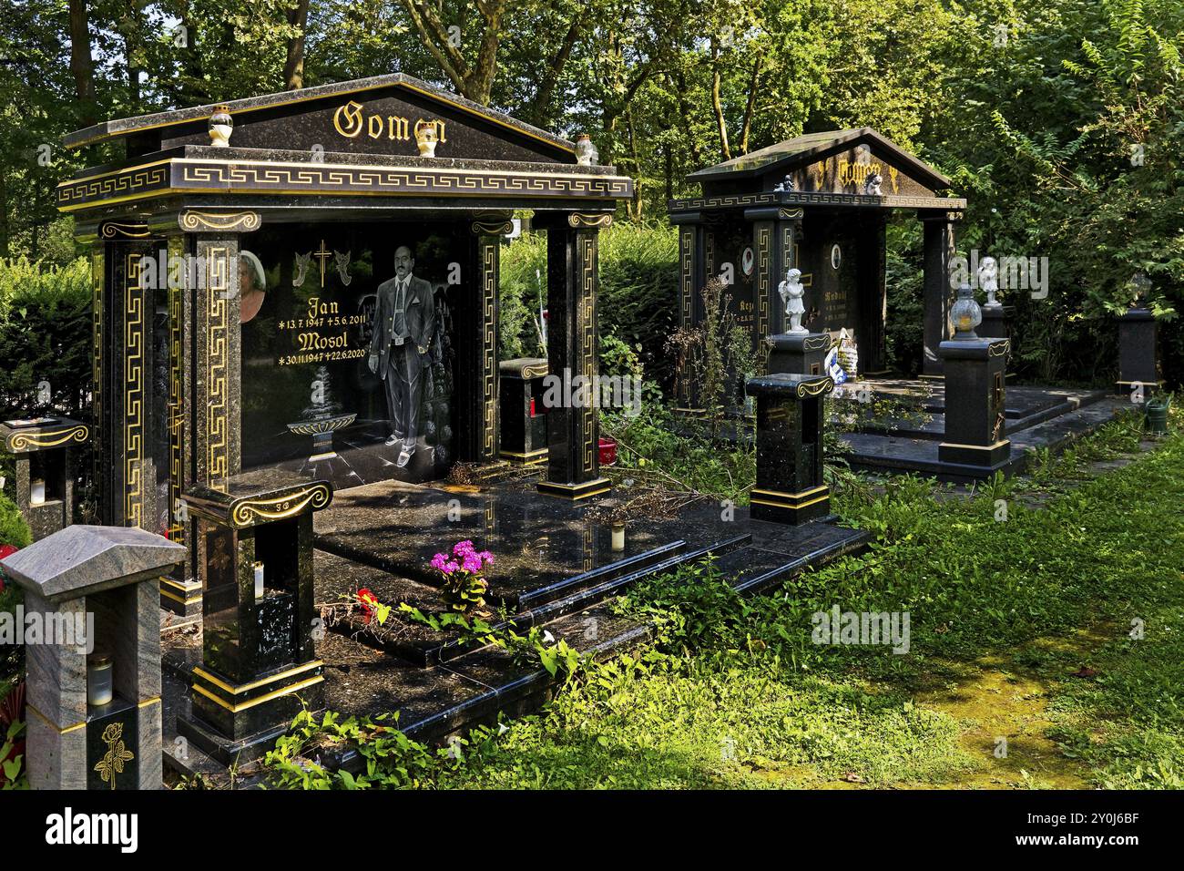 Opulente Gräber von Sinti- und Roma-Familien, so genannte Königs-Graeber, Beuel-Friedhof, Bonn, Nordrhein-Westfalen, Deutschland, Europa Stockfoto