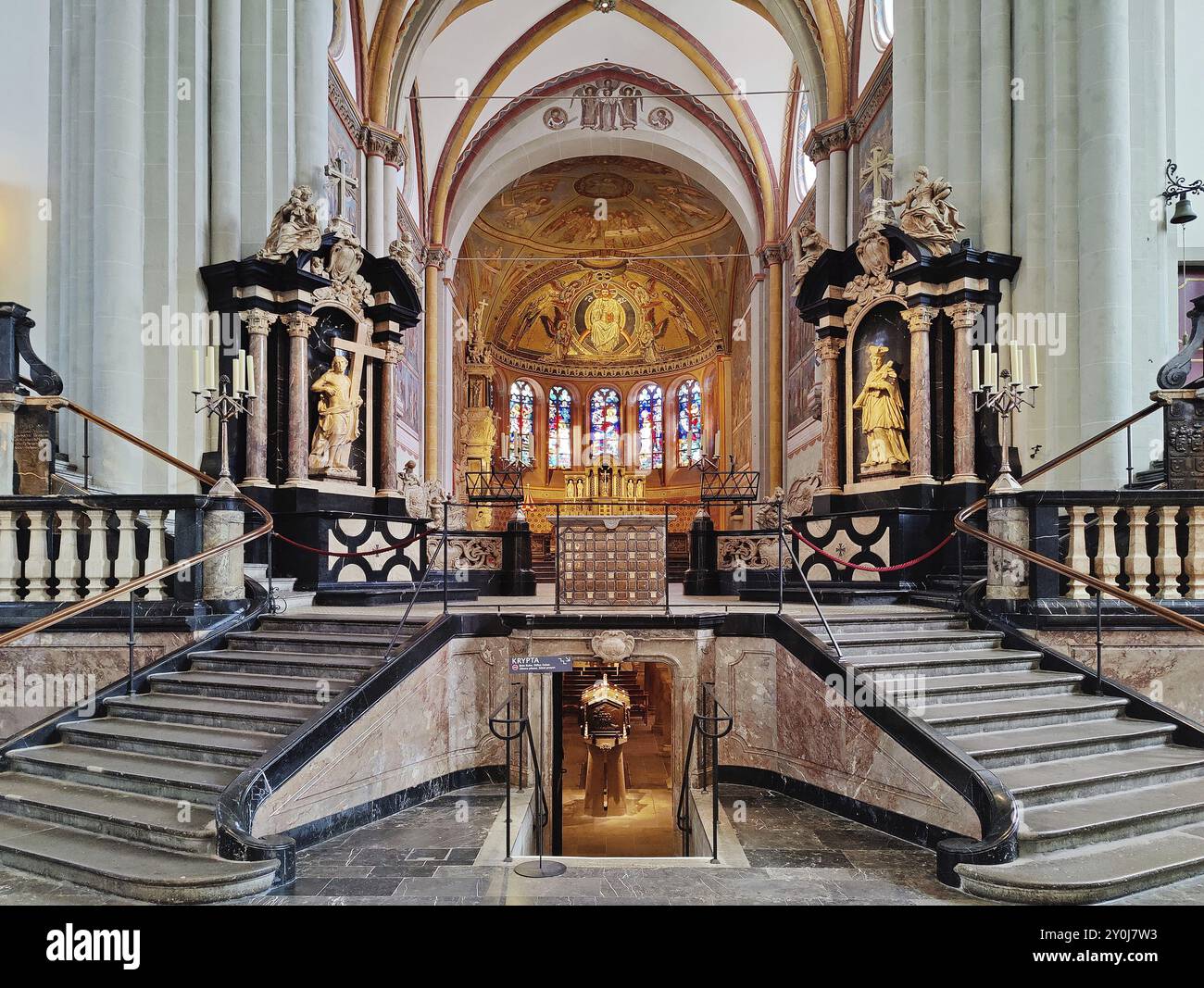 Innenansicht des Bonner Münsters, Kirchenschiff mit Blick auf die Ostapse und Zugang zur Krypta, Bonn, Nordrhein-Westfalen, Deutschland, Europa Stockfoto