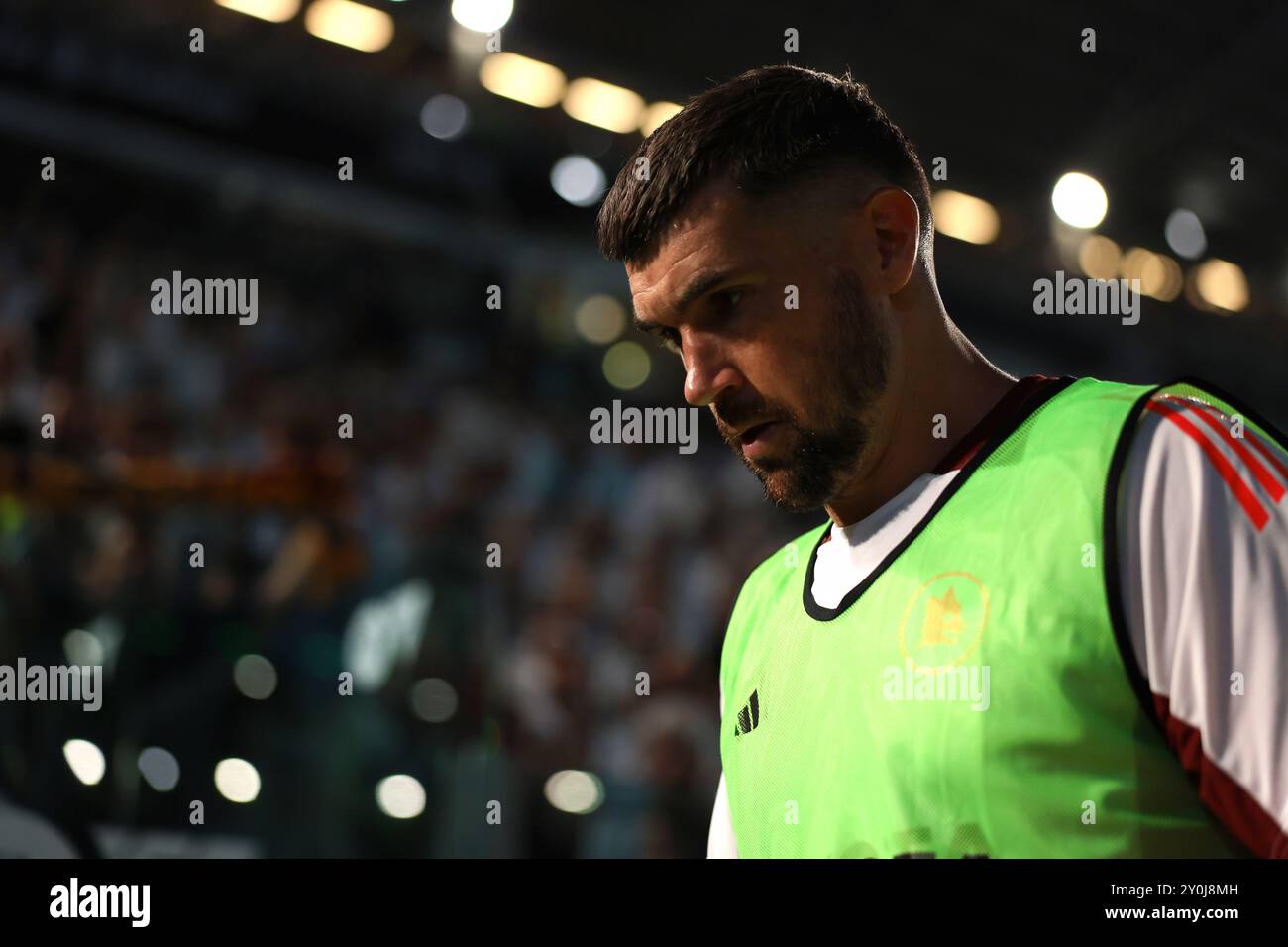 Turin, Italien. September 2024. Matthew Ryan von AS Roma macht sich auf den Weg zur Bank, bevor er im Allianz-Stadion in Turin im Spiel der Serie A antritt. Der Bildnachweis sollte lauten: Jonathan Moscrop/Sportimage Credit: Sportimage Ltd/Alamy Live News Stockfoto