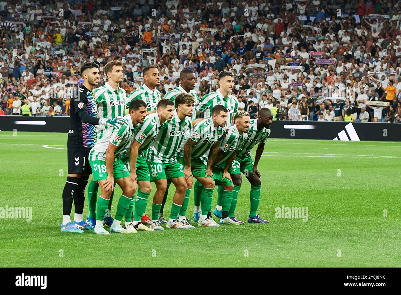 Madrid, Spanien. September 2024. MADRID, SPANIEN - 1. SEPTEMBER: Das Team von Real Betis steht für ein Foto vor dem Start des LaLiga EA Sports Matches zwischen Real Madrid und Real Betis im Santiago Bernabeu Stadion am 1. September 2024 in Madrid, Spanien. (Foto von Francisco Macia/Photo Players Images/Magara Press) Credit: Magara Press SL/Alamy Live News Stockfoto