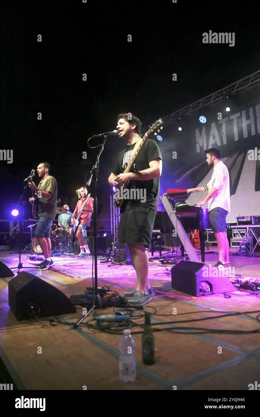 1. September 2024, Cerveteri (Roma, Latium, Italien: 8. Ausgabe des Eco Festivals Etruria auf der Piazza S. Maria - Borgo Storico in Cerveteri. Auf der Bühne eröffneten Matthew Lee und seine Band I Frutti di Mario. Der Künstler, Sänger und Komponist, verzaubert das Publikum mit seinem Rock and Roll aus den 50er Jahren, der das Publikum zum Tanzen brachte. Mit diesem Tag feiert das Festival wieder seinen 18. Geburtstag auf bestmögliche Weise, was dieses Jahr sein wird. (Kreditbild: © Daniela Franceschelli/Pacific Press via ZUMA Press Wire) NUR REDAKTIONELLE VERWENDUNG! Nicht für kommerzielle ZWECKE! Stockfoto
