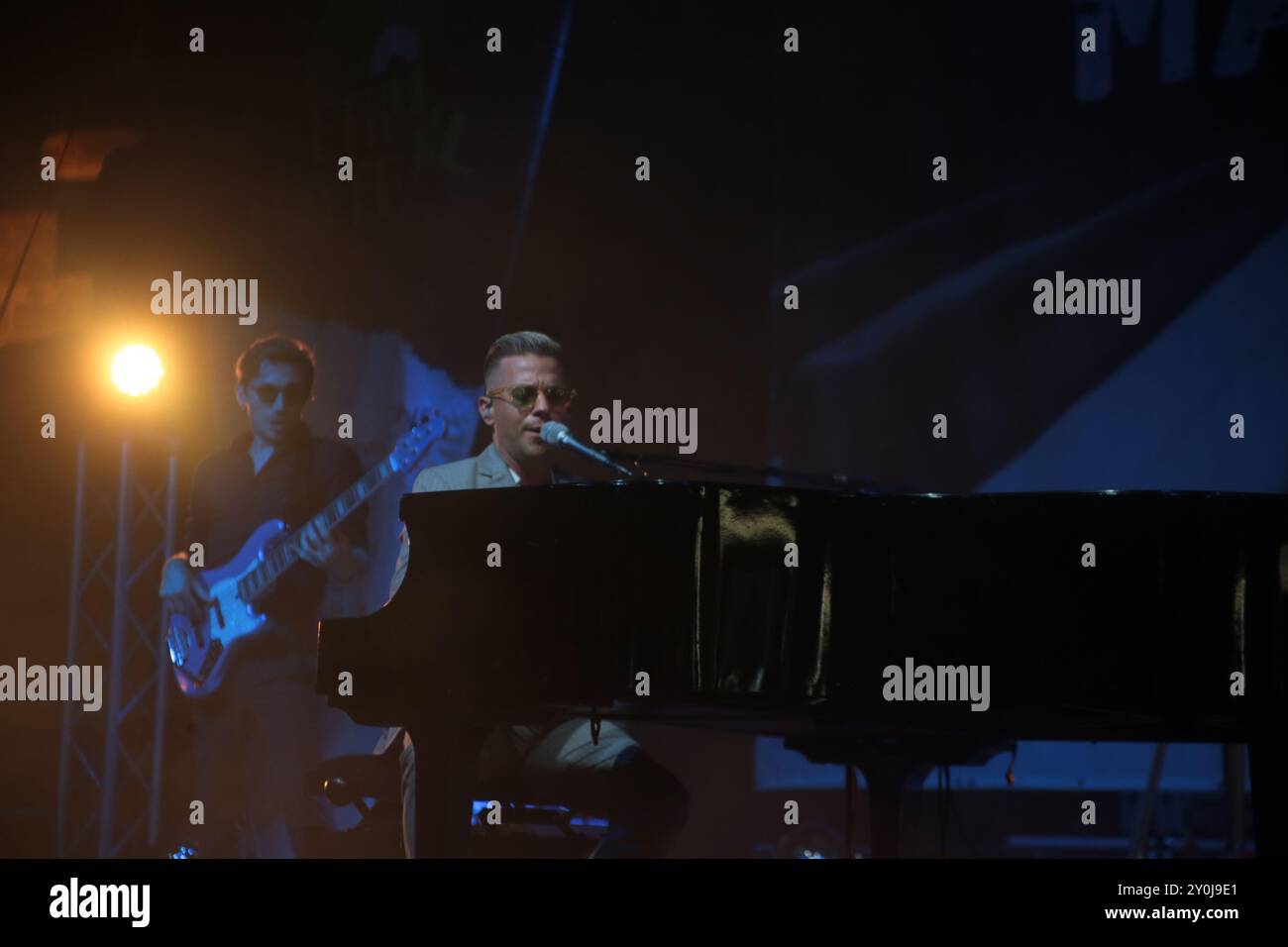 1. September 2024, Cerveteri (Roma, Latium, Italien: 8. Ausgabe des Eco Festivals Etruria auf der Piazza S. Maria - Borgo Storico in Cerveteri. Auf der Bühne eröffneten Matthew Lee und seine Band I Frutti di Mario. Der Künstler, Sänger und Komponist, verzaubert das Publikum mit seinem Rock and Roll aus den 50er Jahren, der das Publikum zum Tanzen brachte. Mit diesem Tag feiert das Festival wieder seinen 18. Geburtstag auf bestmögliche Weise, was dieses Jahr sein wird. (Kreditbild: © Daniela Franceschelli/Pacific Press via ZUMA Press Wire) NUR REDAKTIONELLE VERWENDUNG! Nicht für kommerzielle ZWECKE! Stockfoto