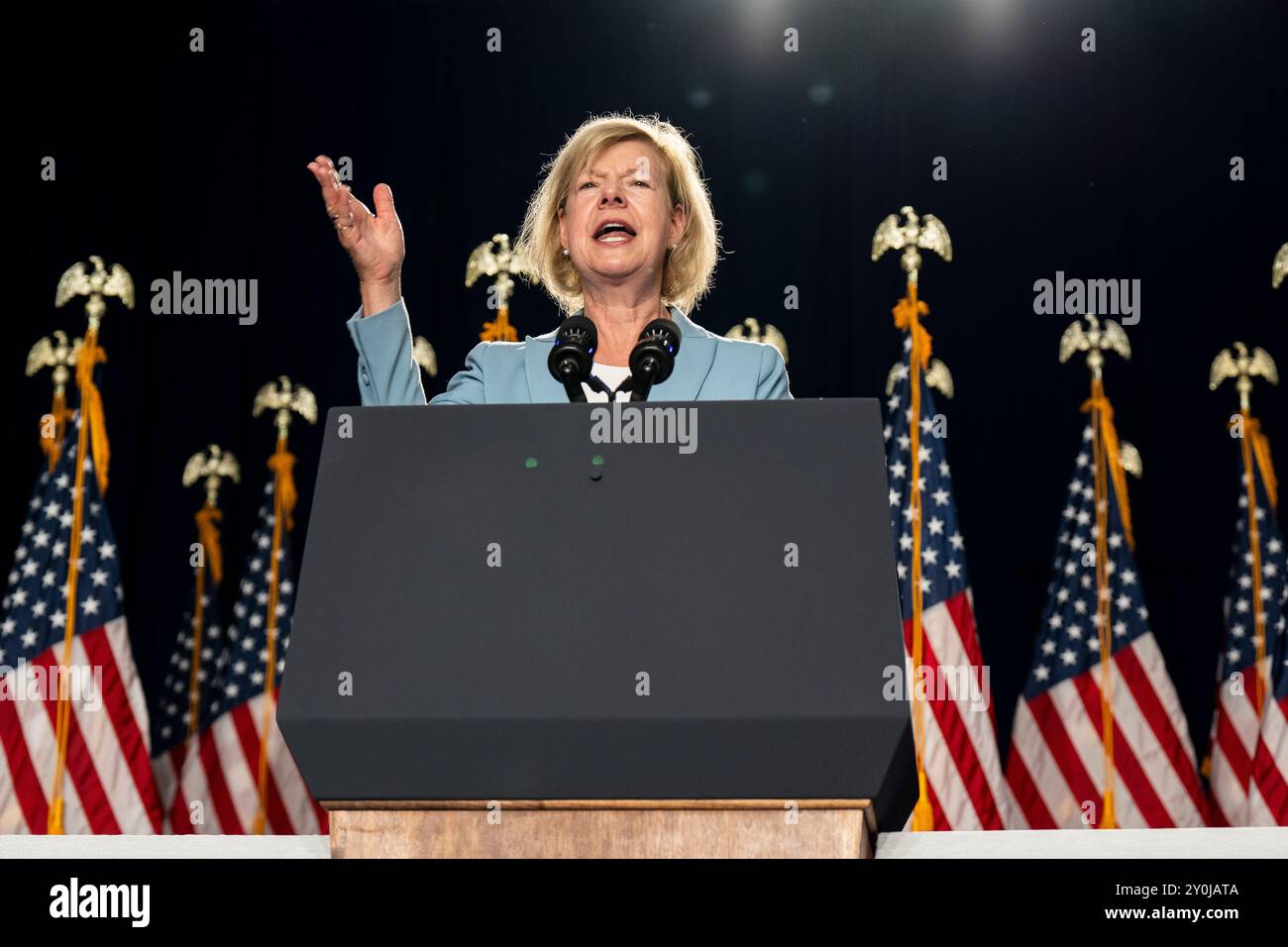 Tammy Baldwin, Senatorin von Wisconsin, spricht im Juli 2024 auf einer Kampagne für Vizepräsidentin Kamala Harris in Wisconsin. Stockfoto