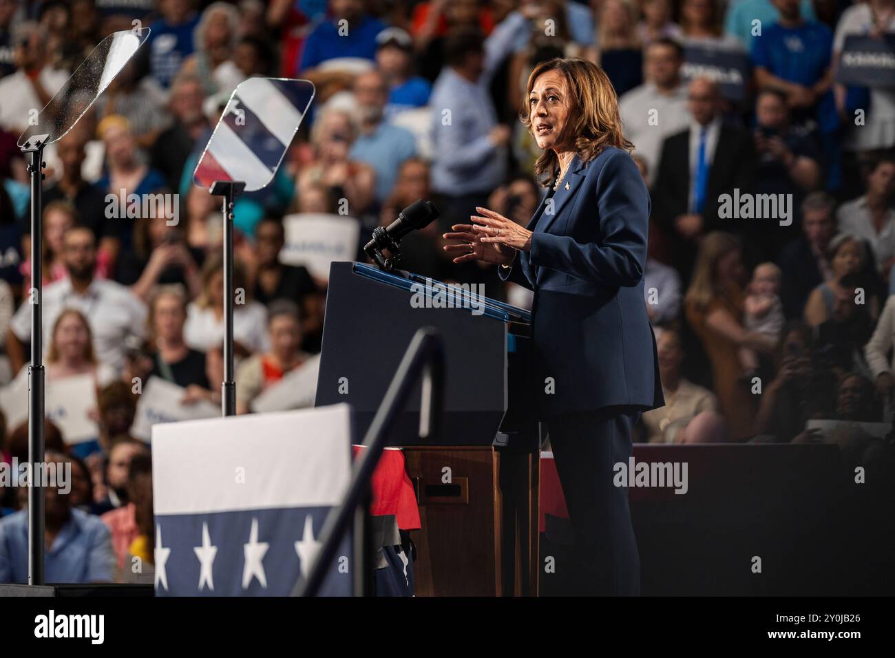 Vizepräsidentin Kamala Harris spricht bei einer Kampagne am 23. Juli 2024 an der West Allis Central High School in Wisconsin. Stockfoto