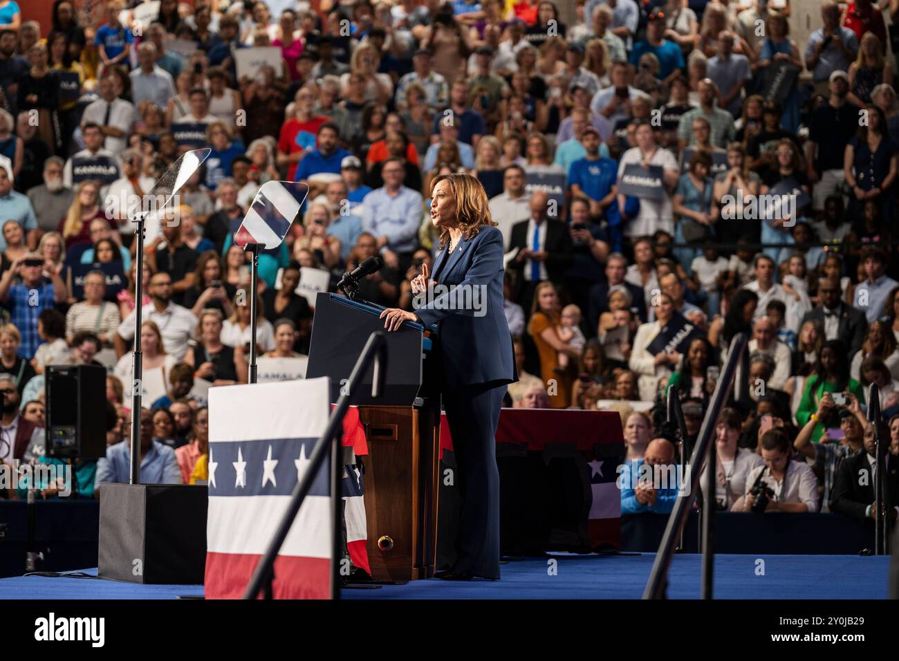 Vizepräsidentin Kamala Harris spricht bei einer Kampagne am 23. Juli 2024 an der West Allis Central High School in Wisconsin. Stockfoto