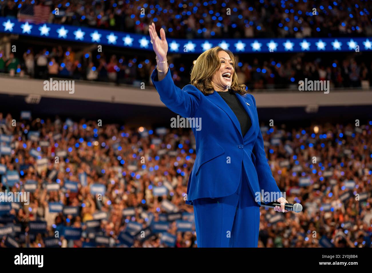 Vizepräsidentin Kamala Harris spricht am 20. August 2024 auf einer Wahlkampfveranstaltung vor Tausenden von Menschen im Fiserv Forum in Milwaukee, Wisconsin. Stockfoto