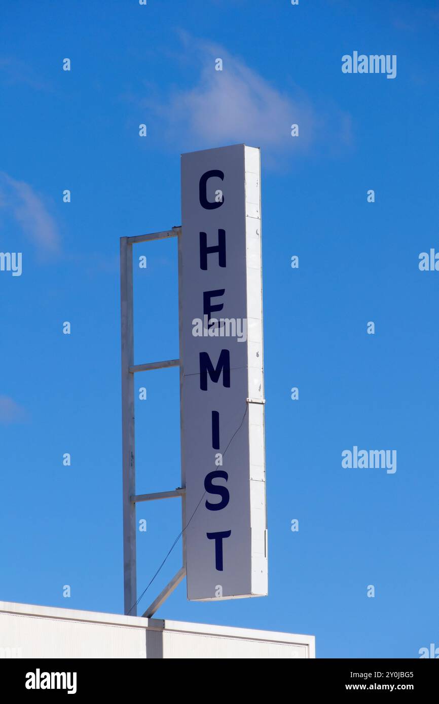 Chemiker-Schild und blauer Himmel, Western Australia Stockfoto
