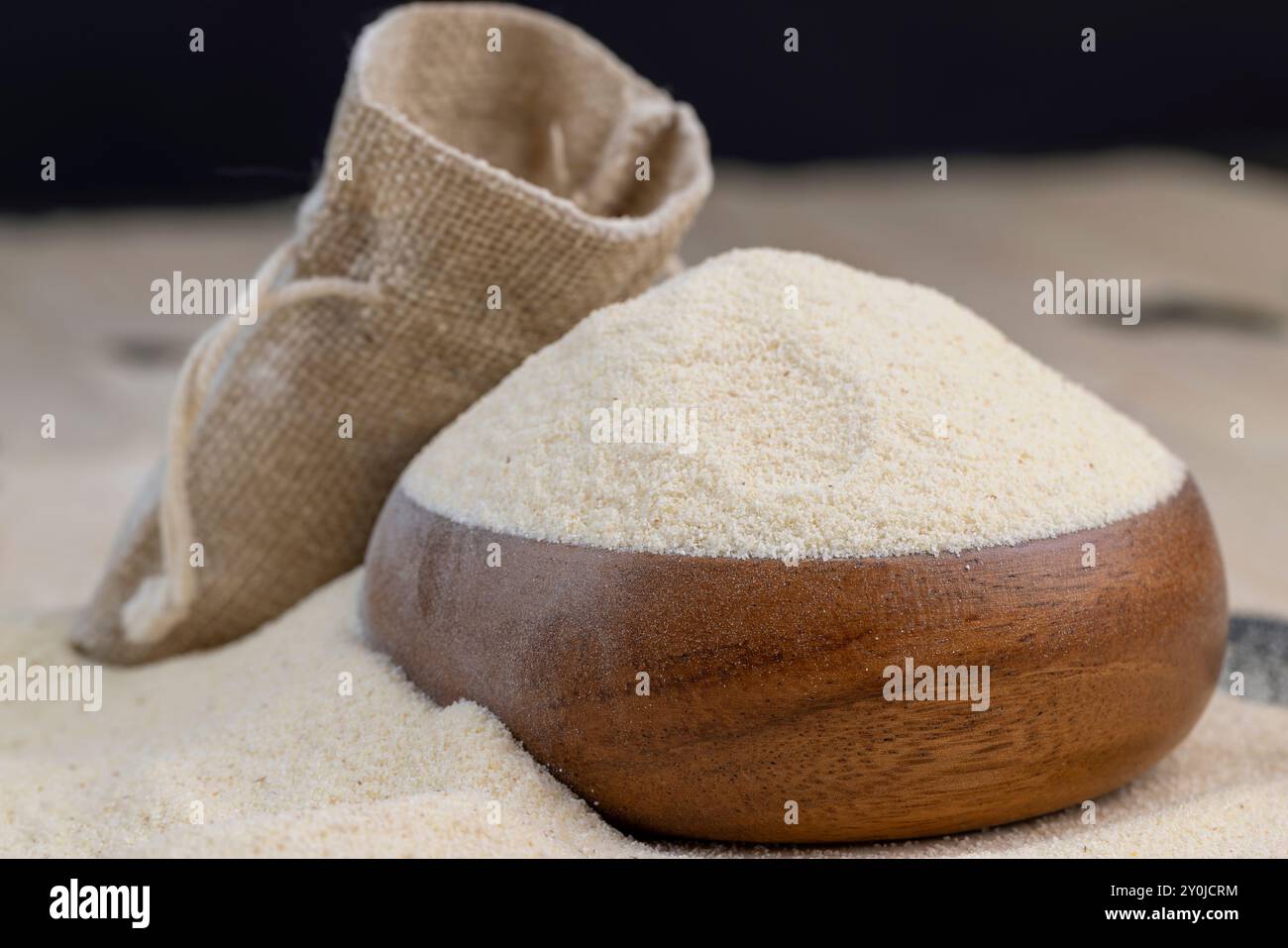 Grieß in einen Baumwollbeutel gegossen, fertig zum Kochen, einfacher Grieß mittlerer Qualität in einem Stoffbeutel Stockfoto