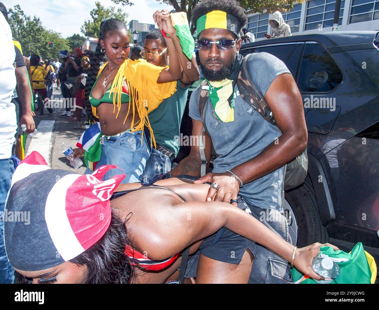 New York, New York, USA. September 2024. Ein Paar tanzen zusammen. Die 57. Jährliche West Indian Caribbean Parade fand in Brooklyn statt, beginnend am Utica und Eastern Parkway und endete am Grand Armory nahe Prospect Park. Es ist eine der größten Feierlichkeiten in der Karibik. (Kreditbild: © Bianca Otero/ZUMA Press Wire) NUR REDAKTIONELLE VERWENDUNG! Nicht für kommerzielle ZWECKE! Stockfoto