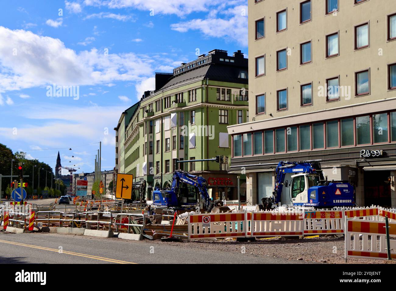 Straßenarbeiten an der Ecke Runeberginkatu und Mannerheimintie Street in Helsinki, Finnland, August 2024 Stockfoto