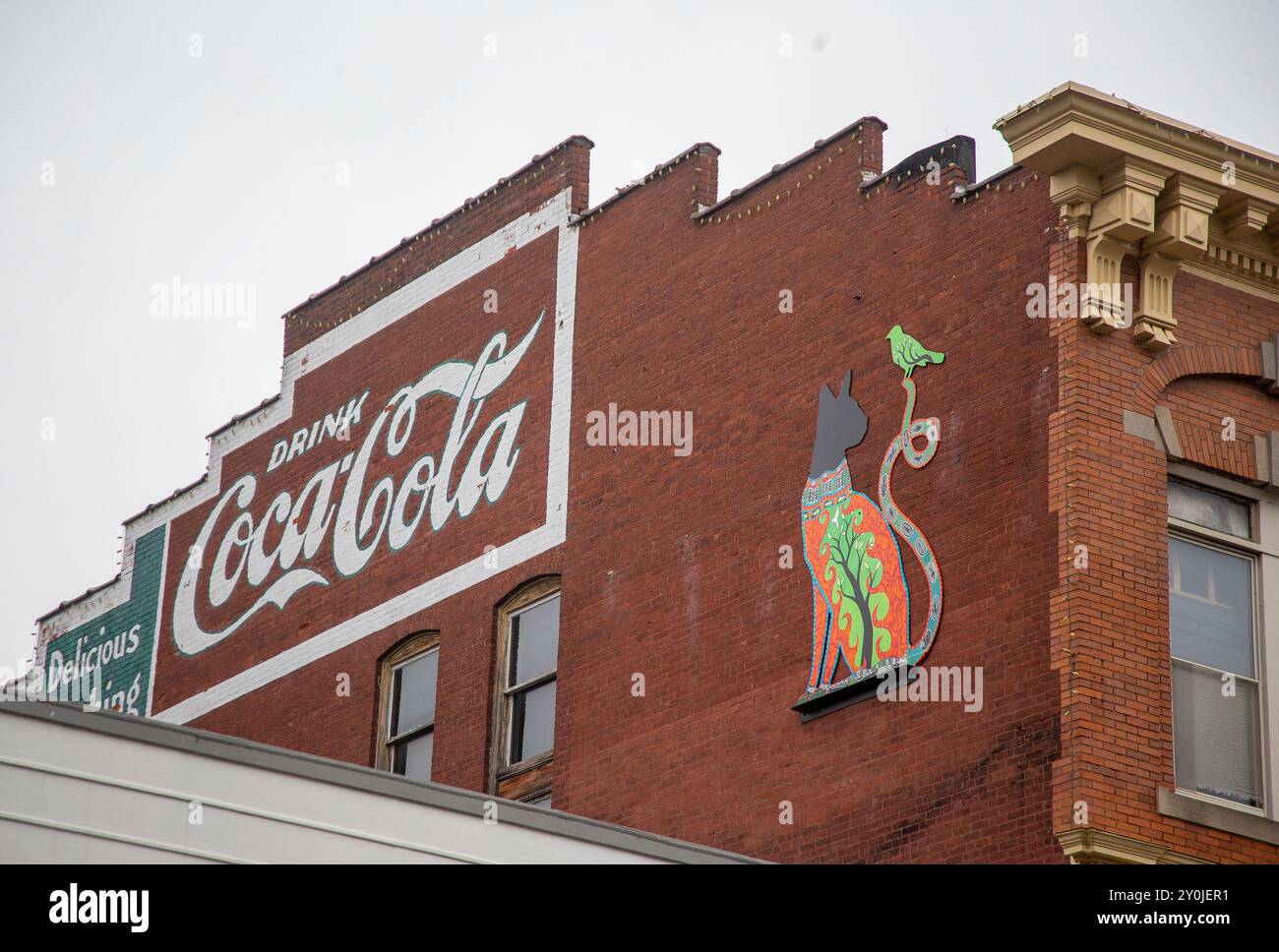 Ein Coca-Cola-Schild an der Seite eines Gebäudes in Torrington, Connecticut Stockfoto