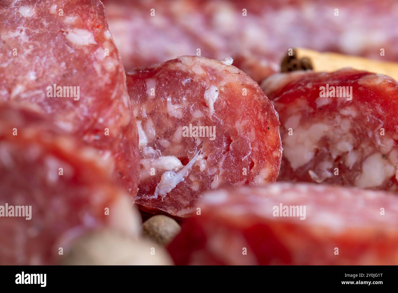 Kalbfleisch-Trockenwurst beim Schneiden, Zubereitung von Snacks aus Kalbfleisch-Trockenwurst Stockfoto