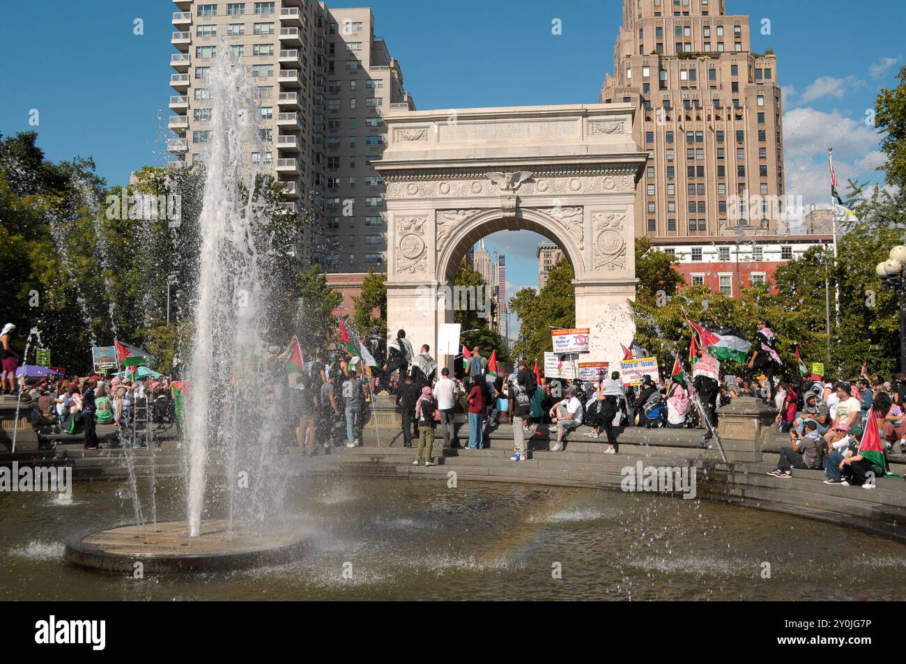 Pro-palästinensische Demonstranten versammeln sich, während sie palästinensische Fahnen im Washington Square Park schwenken. Pro-palästinensische Demonstranten protestierten in Manhattan, New York City, bei der Demonstration "Flut New York City für Gaza". Demonstranten verurteilten die israelischen Streitkräfte für ihre laufenden Militäroperationen in Gaza. Die IDF sagte, sie habe die Leichen von sechs Geiseln gefunden, die von der Hamas in Gaza entführt wurden. Nach dem Tod der sechs Geiseln demonstrierten Demonstranten in Israel und forderten Israels Premierminister Benjamin Netanjahu und sein Kabinett auf, im Austausch für den Rest einen Waffenstillstand mit der Hamas zu erzielen Stockfoto