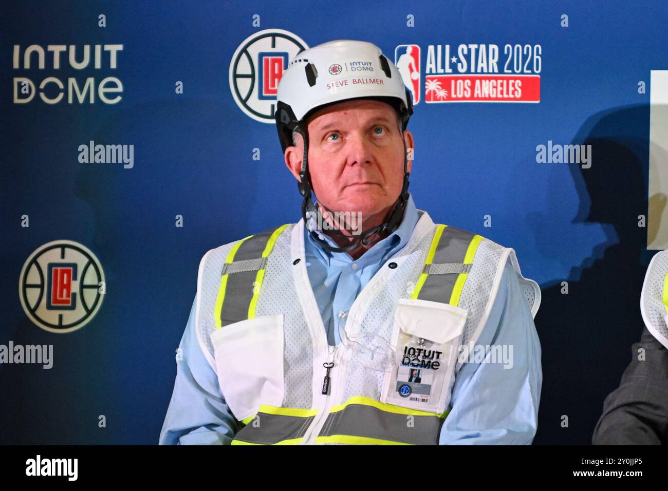 Steve Ballmer, Besitzer der Los Angeles Clippers, während einer Pressekonferenz auf der Intuit Dome Baustelle, Dienstag, 16. Januar 2024, in Inglewood, Kalif. Stockfoto