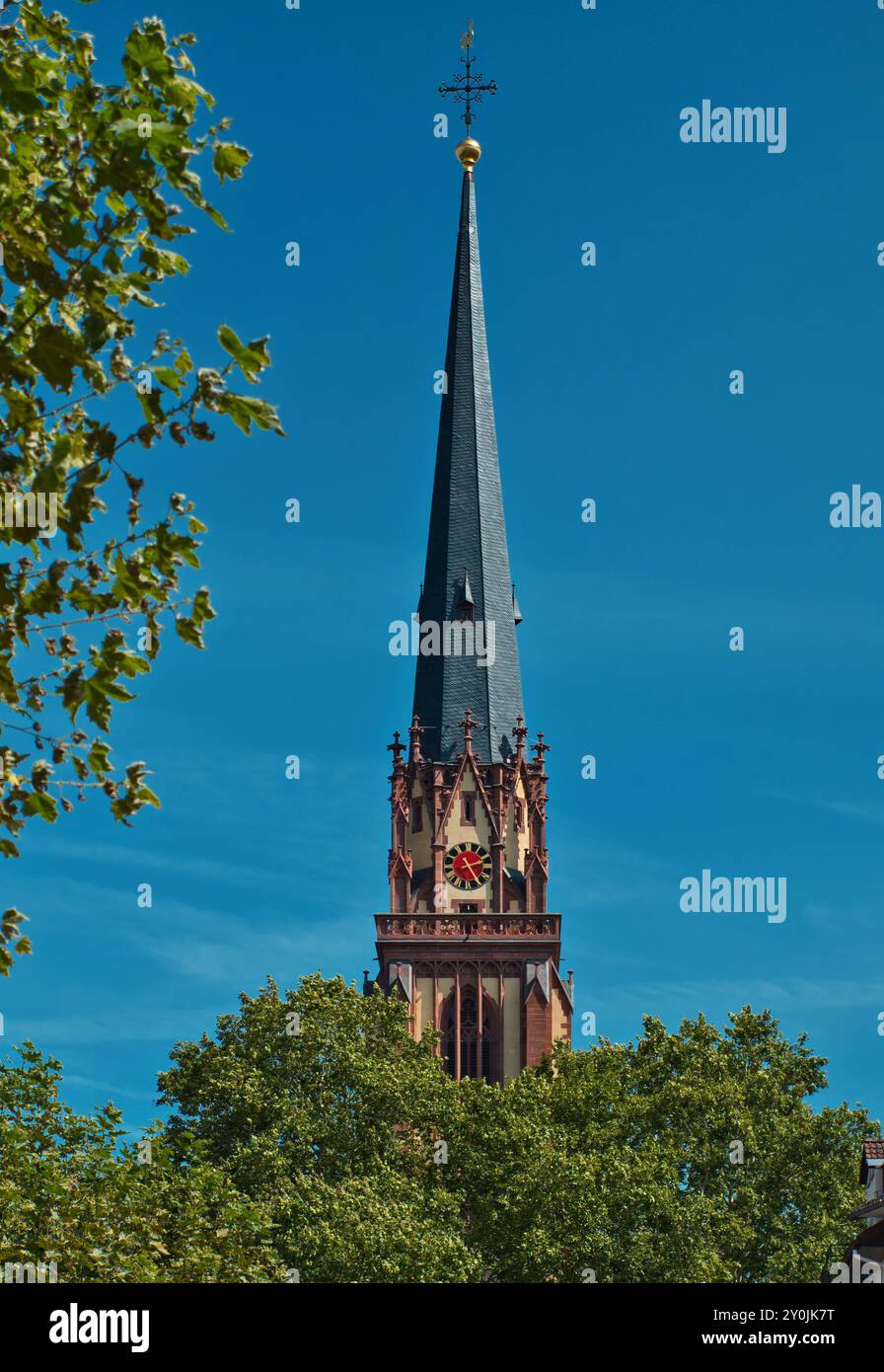 Der Kirchturm unter klarem Himmel der Evangelischen Kirche der drei Könige in Frankfurt Stockfoto