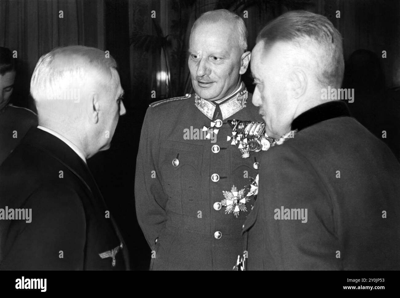 1941 , 23 januar , BERLIN , DEUTSCHLAND : der deutsche Nazist Admiral WILHELM CANARIS ( 1887 - 1945 ), der Chef des militärischen Nachrichtendienstes der NS-Abwehr von 1935 bis 1944 ( in der Mitte auf diesem Foto ) im Gespräch mit dem ungarischen Bundeswehrminister VITEZ BARTHA ( Vitéz Károly Bartha de Dálnokfalva , 1884 - 1964 ), links , und der österreichische Generalmajor EDMUND GLAISE von HORSTNENAU ( Glaise-Horstenau , 1882 - 20 Juli 1946 ), ehemaliger Vizekanzler Österreichs , im HOTEL ADLON in Berlin . Nach der deutschen Invasion in Polen 1939 wandte sich Canaris jedoch gegen Hi Stockfoto