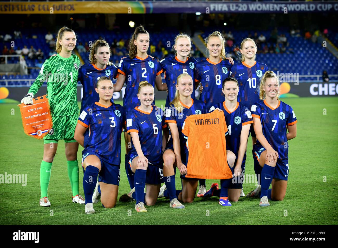 Cali, Kolumbien. September 2024. (L-R) Femke Liefting, Diana Remmers, Louise van Oosten, Emma Frijns, Ilse Kemper, Djoeke de Ridder, Kealyn Thomas, Bo van Egmond, Veerle Buurman, Zoe Zuidberg, Niederlande, posierten für ein Foto vor dem Spiel der Gruppe F FIFA U-20 Frauen-Weltmeisterschaft Kolumbien 2024 zwischen Costa Rica und den Niederlanden im Olympischen Pascual Guerrero Stadium in Cali am 2. September 2024. Foto: Alejandra Arango/DiaEsportivo/Alamy Live News Credit: DiaEsportivo/Alamy Live News Stockfoto