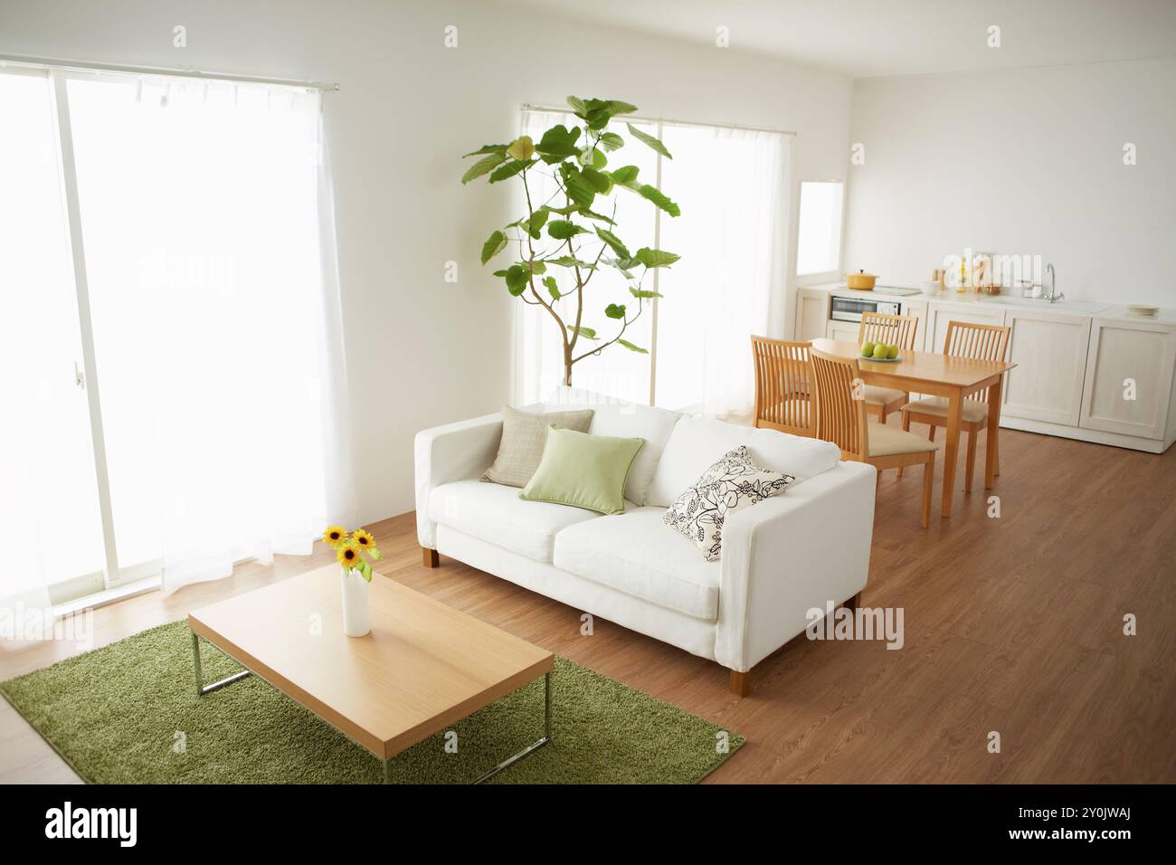 Wohnzimmer mit weißem Sofa Stockfoto