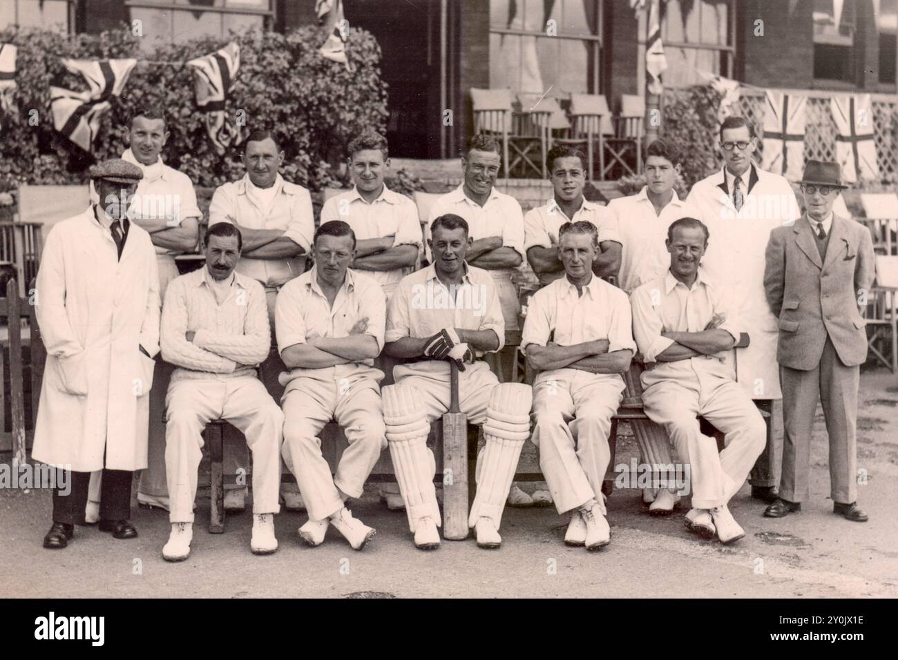 Gruppenfoto des Havant Cricket Teams im Jahr 1948, aufgenommen vom Evening News Fotografen, nachdem er das M.C.C. Team um etwa 150 Runs geschlagen hatte Stockfoto