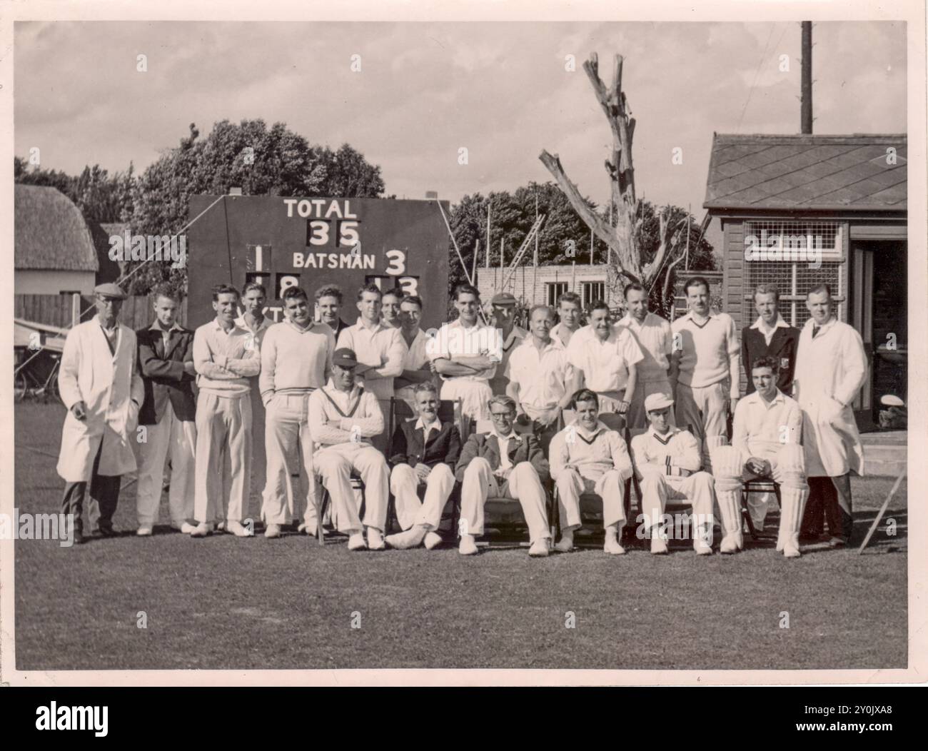 Ein Gruppenfoto eines englischen Cricket-Teams in Havant, Hampshire, England, Anfang der 1950er Jahre Stockfoto