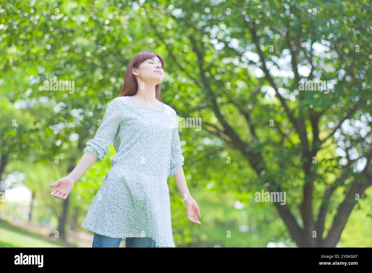 Frau, die ihre Augen zu schließen Stockfoto