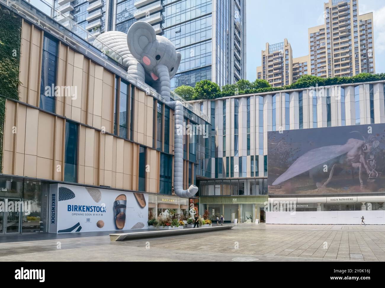 Shenzhen, China - 2. September 2024 : Eine große aufblasbare Elefantenskulptur hängt an einem modernen Gebäude in Shenzhen, China. Der Mixc, ein Einkaufsbummel Stockfoto