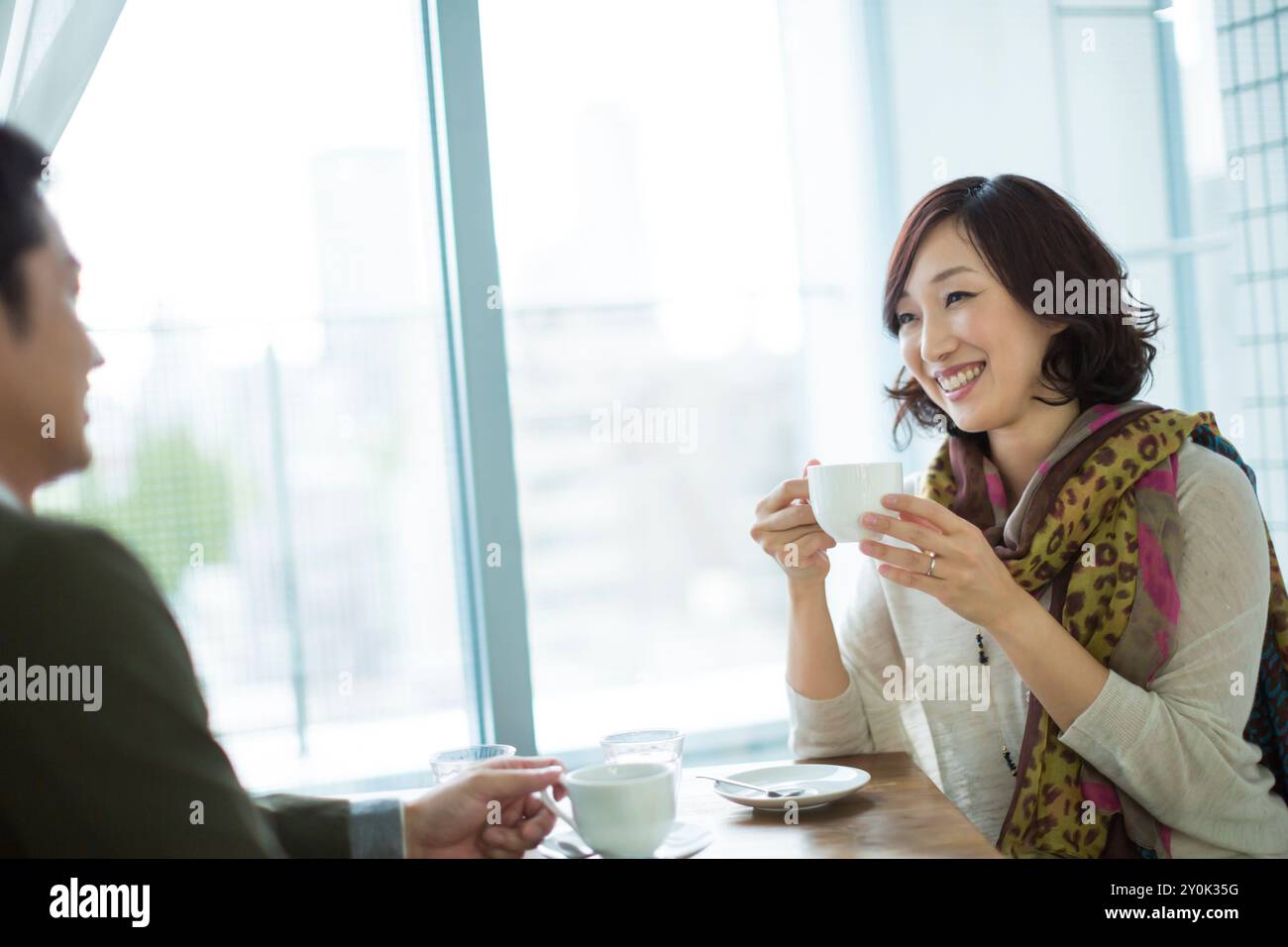 Sprechendes Paar in einem Café Stockfoto