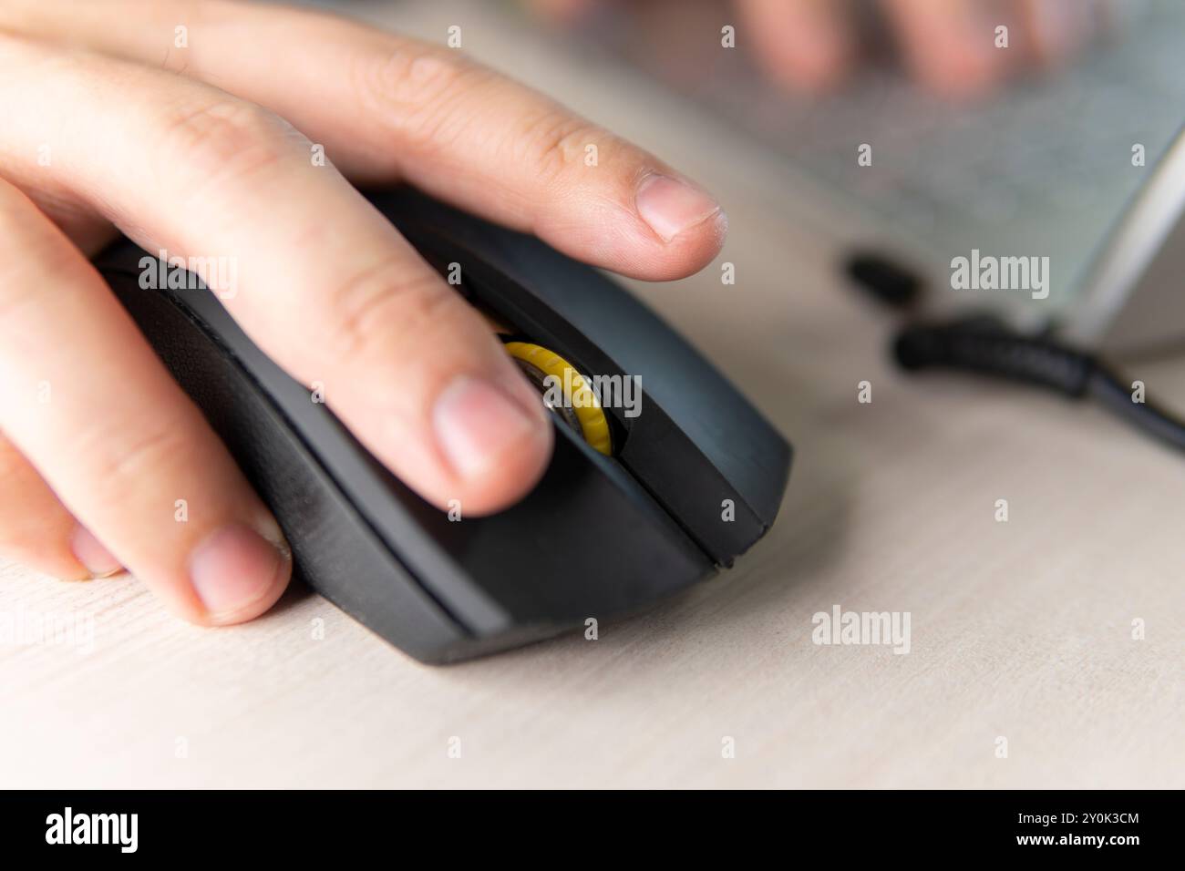 Bild einer Computermaus mit weiblicher Hand. Sammeln mit Klicks. Stockfoto