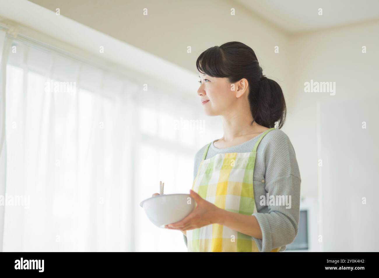 Frau mit einer Schüssel Stockfoto